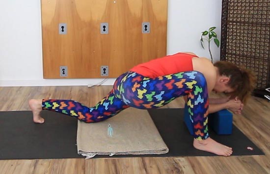 lizard pose with poor upper body alignment