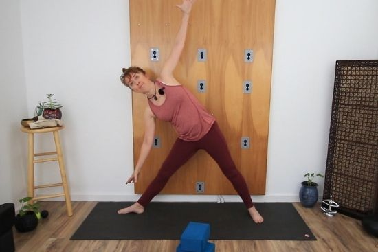 yoga teacher demonstrating triangle pose difficulties